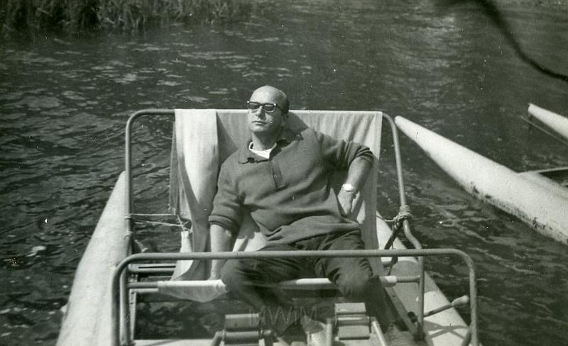 KKE 2287.jpg - Fot. Nad jeziorem. Witold Kołakowski – tata Janusza Kołakowskiego, Kamień - nad jeziorem Bełdanami, Kamień, 1958 r.